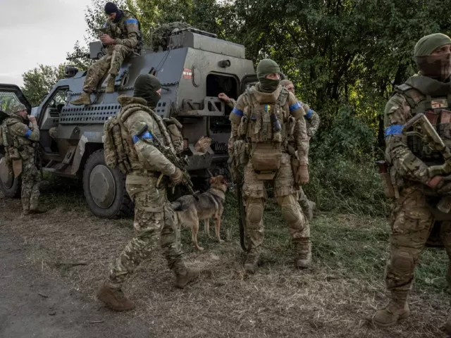 ukrainian servicemen stand near a military vehicle amid russia s attack on ukraine near the russian border in sumy region ukraine august 16 2024 photo reuters ukrainian servicemen stand near a military vehicle amid russia s attack on ukraine near the russian border in sumy region ukraine august 16 2024 photo reuters